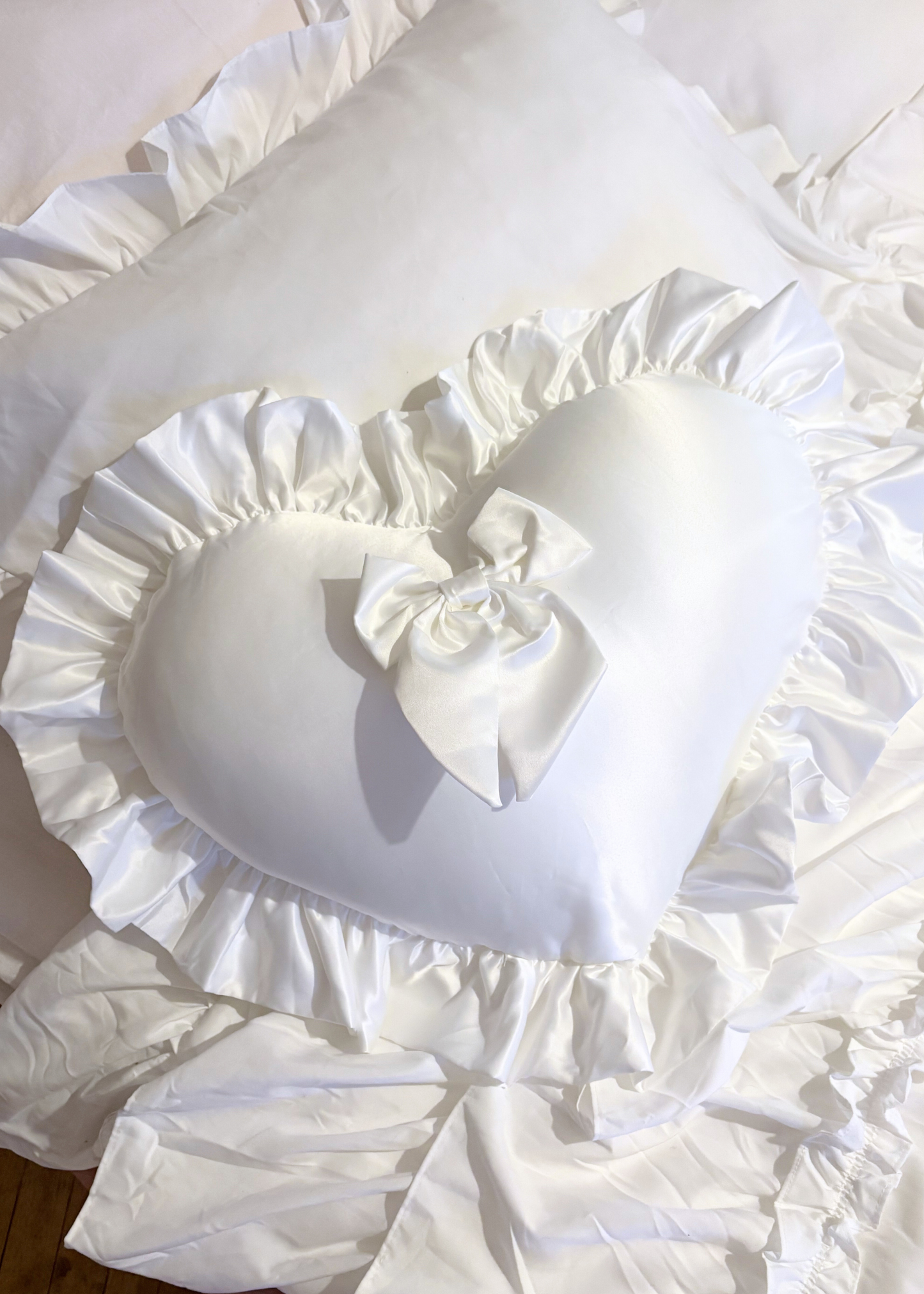 WHITE HEART PILLOW WITH A BOW