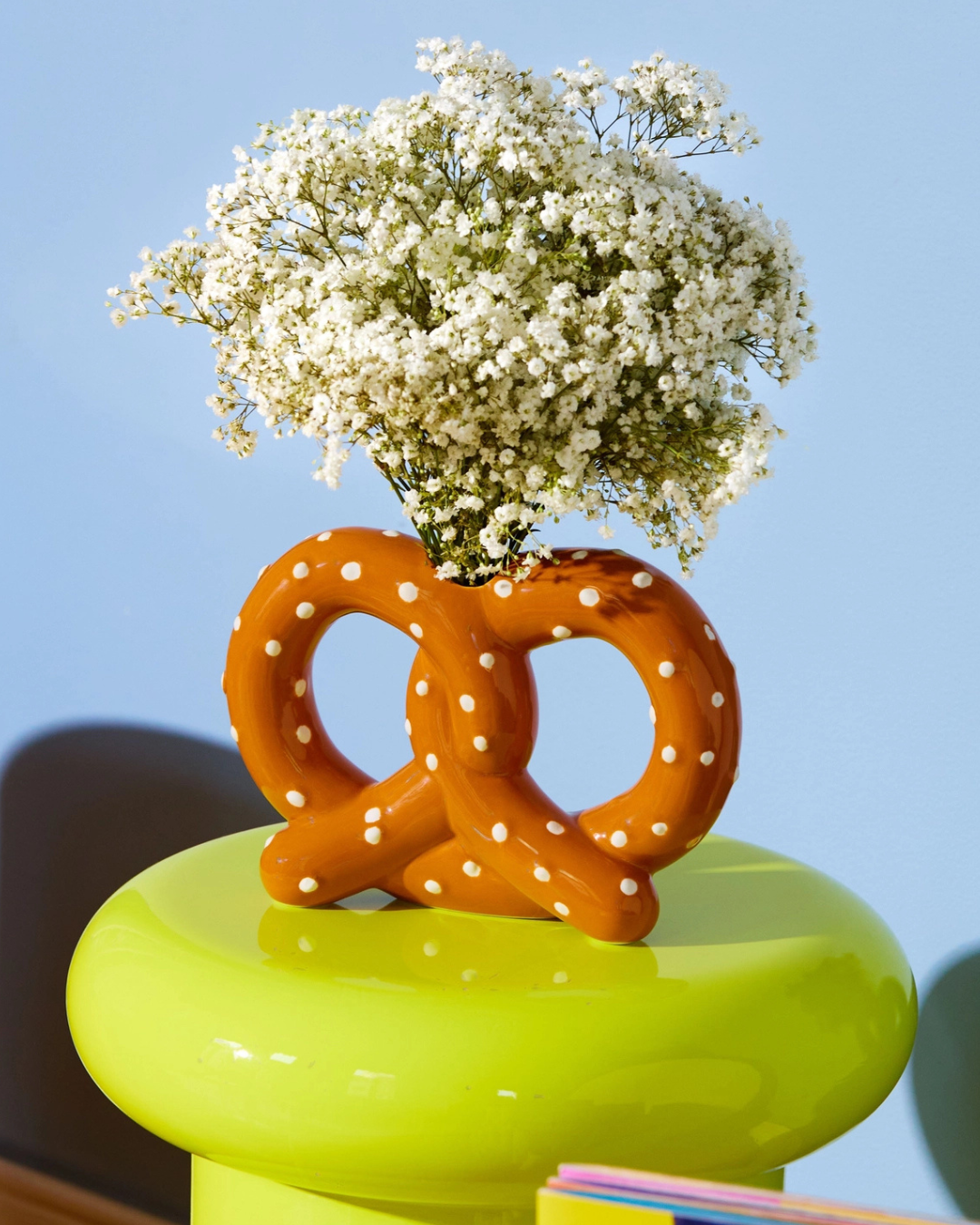 WHIMSICAL PRETZEL VASE - váza ve tvaru preclíku