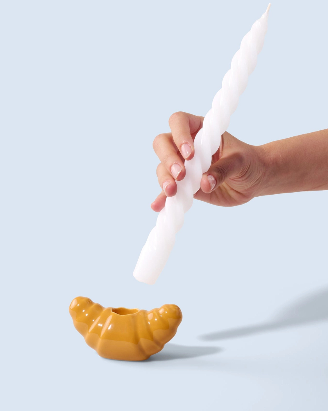 WHIMSICAL CANDLE HOLDER - svícen ve tvaru croissantu