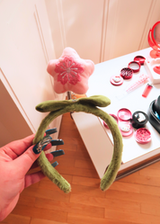 PLUSHY GREEN HEADBAND WITH A FLOWER