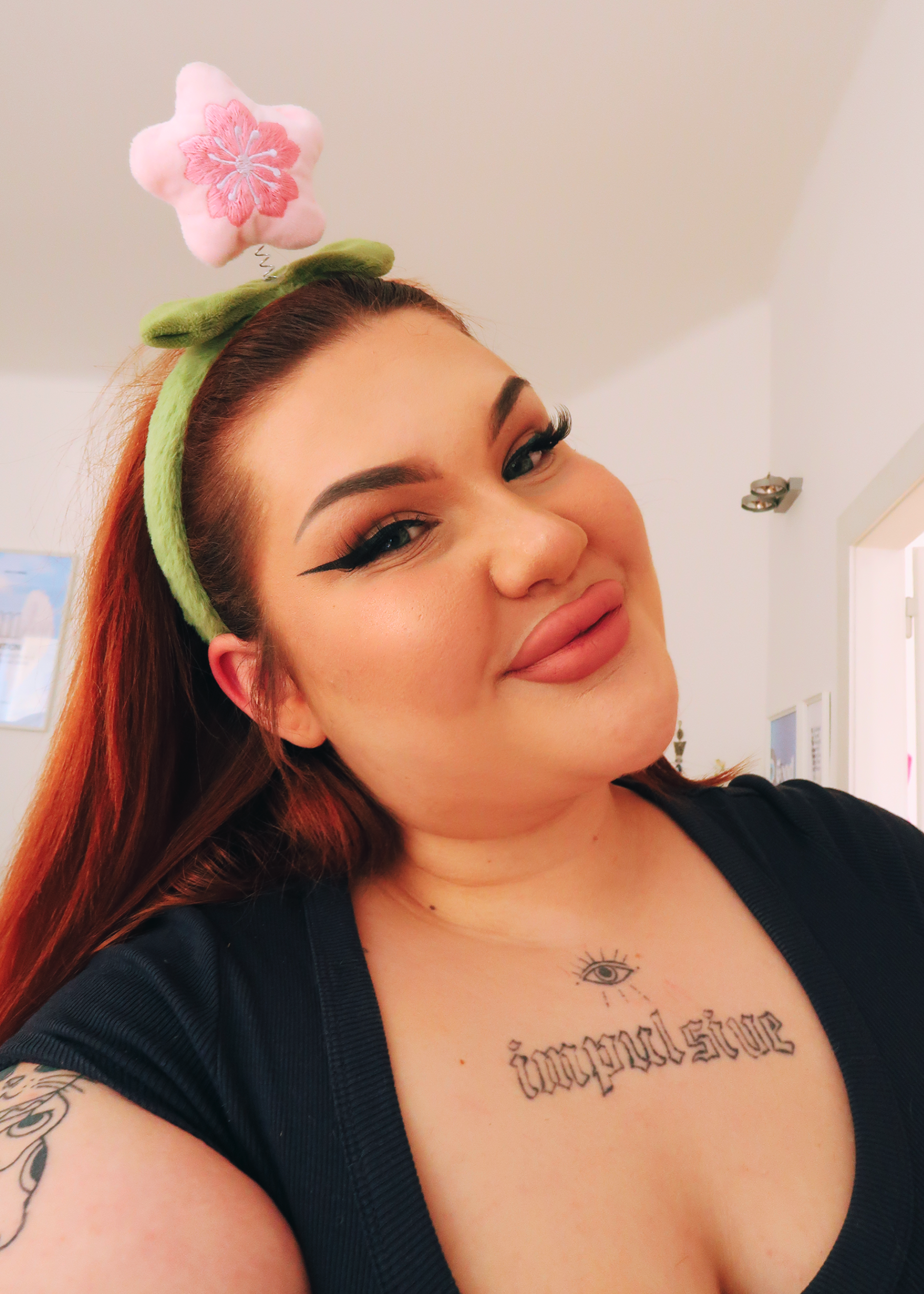 PLUSHY GREEN HEADBAND WITH A FLOWER