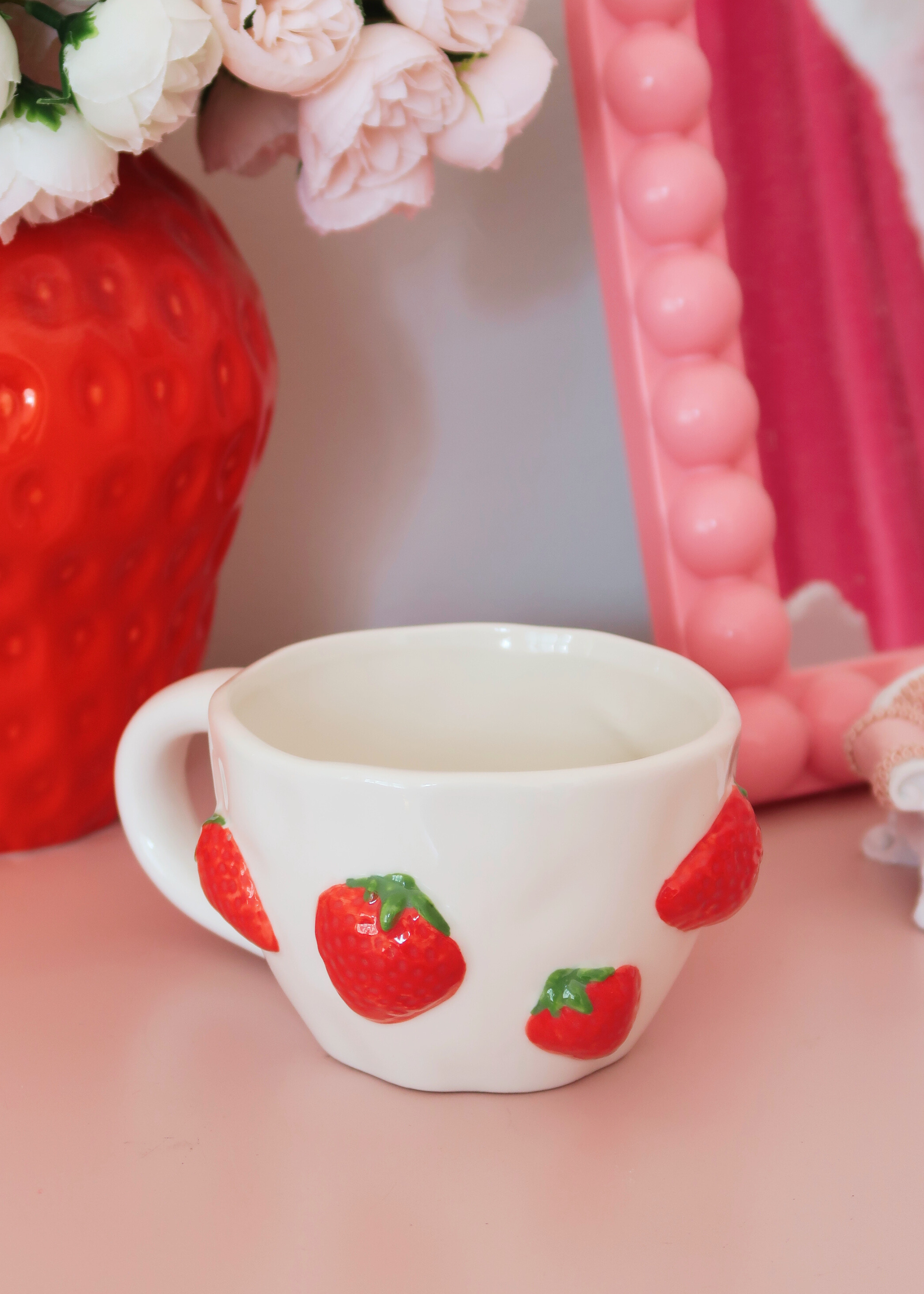 WHITE MUG WITH 3D STRAWBERRY