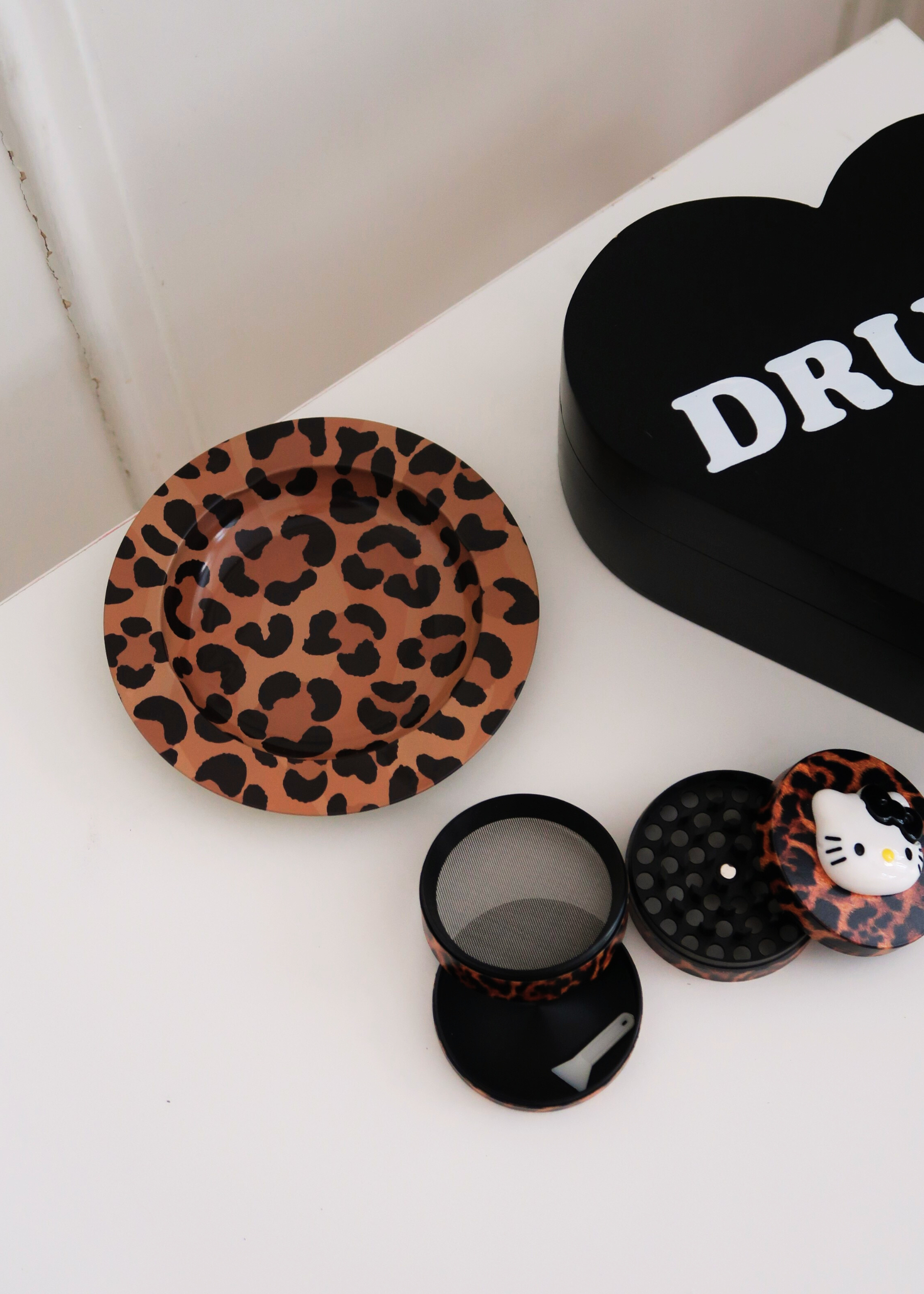 63MM GLAMOUR GRINDER WITH HELLO KITTY