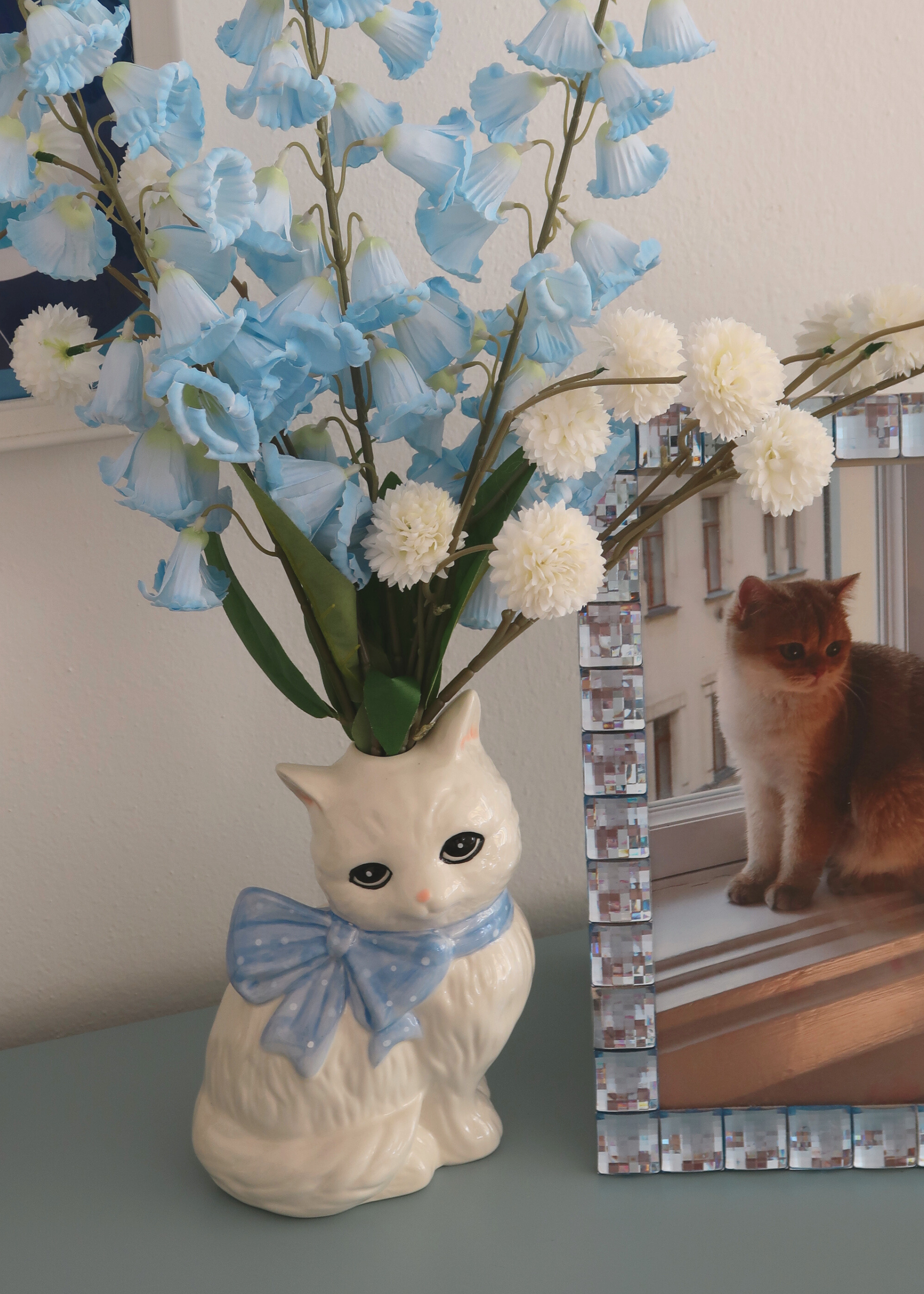 KITTY WHITE VASE WITH A BLUE BOW