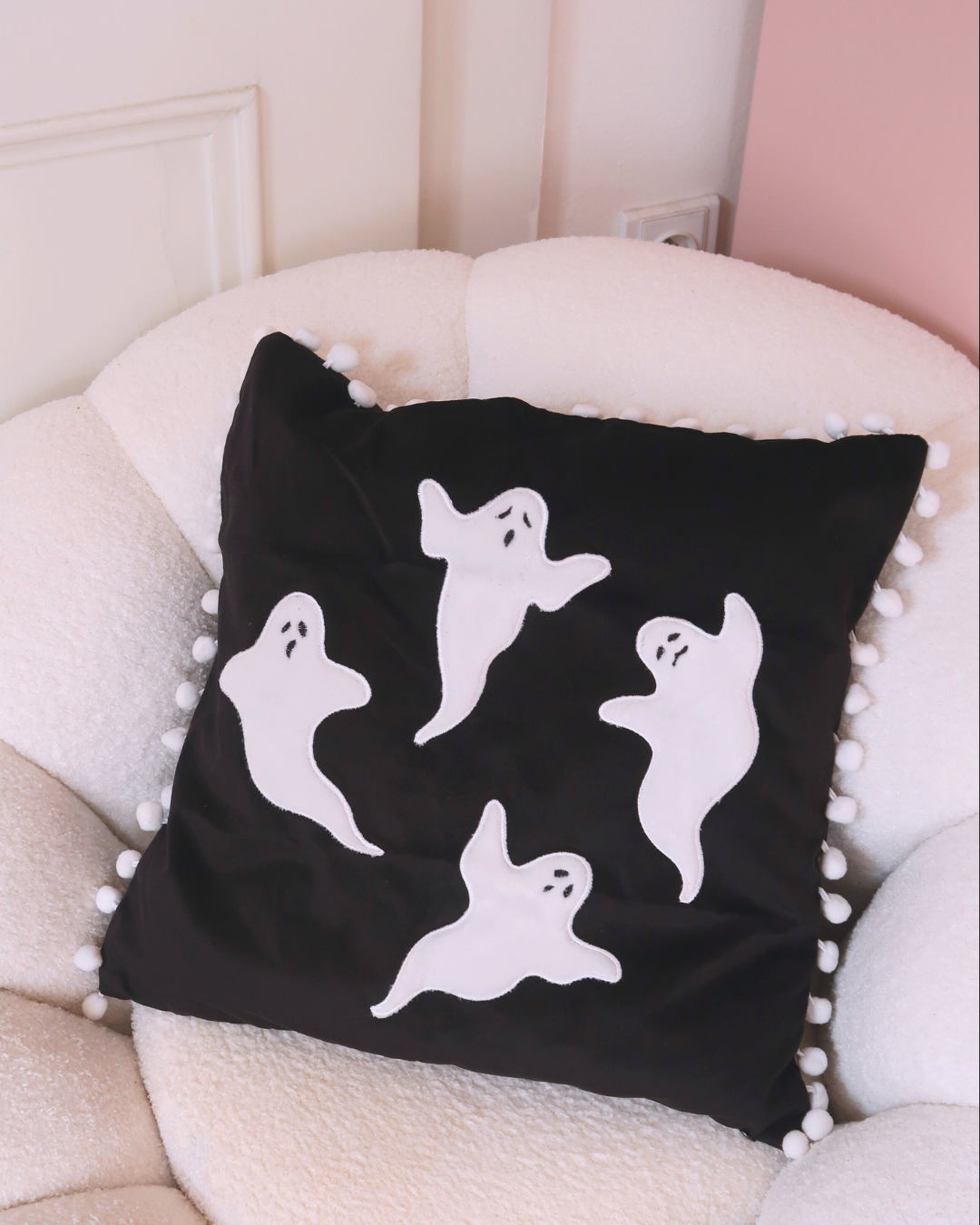 BLACK DECORATIVE PILLOW WITH GHOSTS