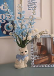 KITTY WHITE VASE WITH A BLUE BOW