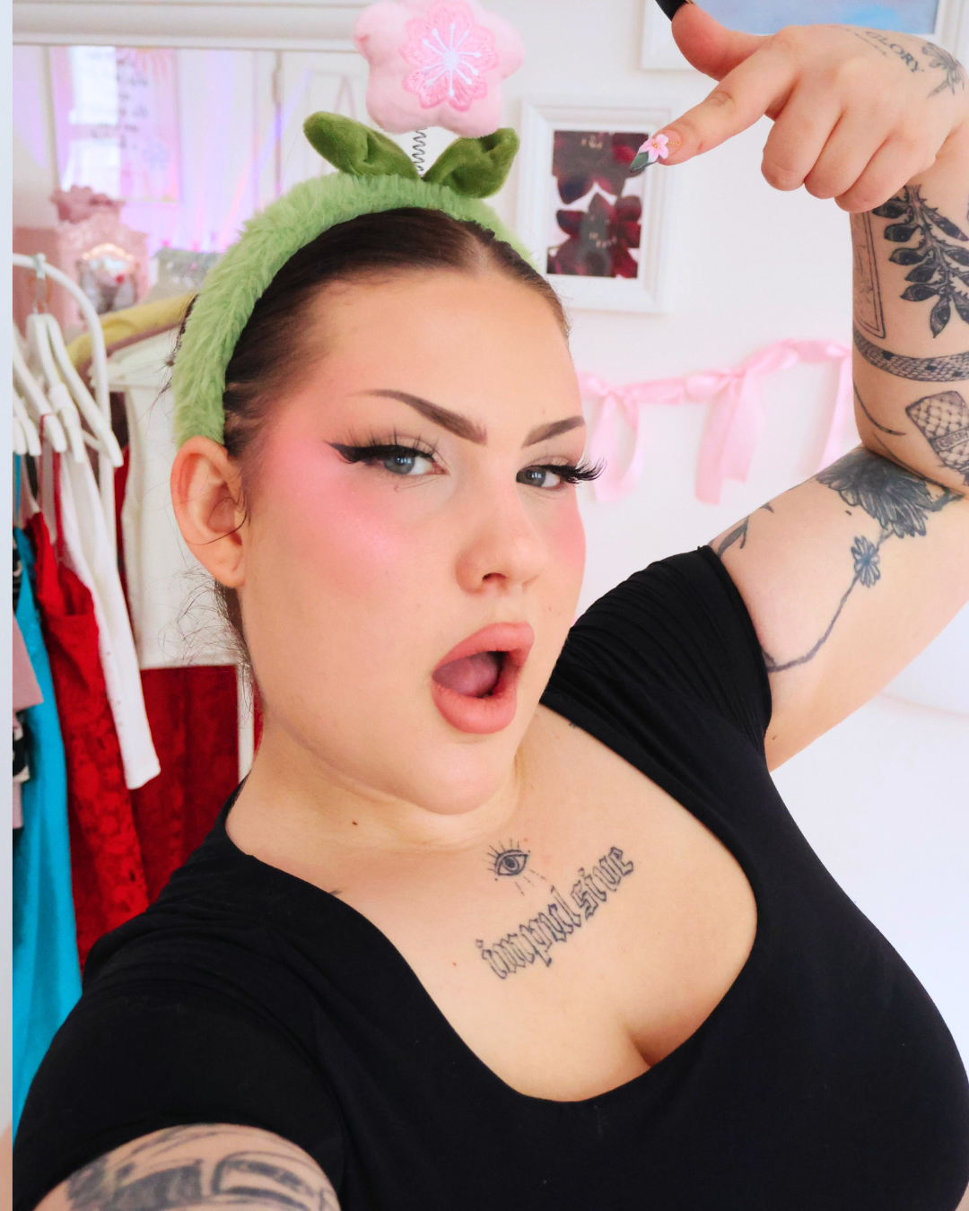 PLUSHY GREEN HEADBAND WITH A FLOWER