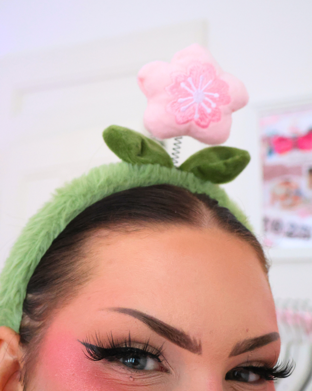 PLUSHY GREEN HEADBAND WITH A FLOWER