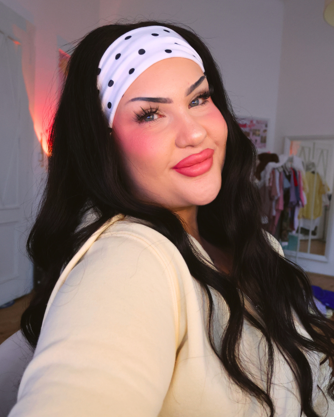 Bílá puntíková látková čelenka