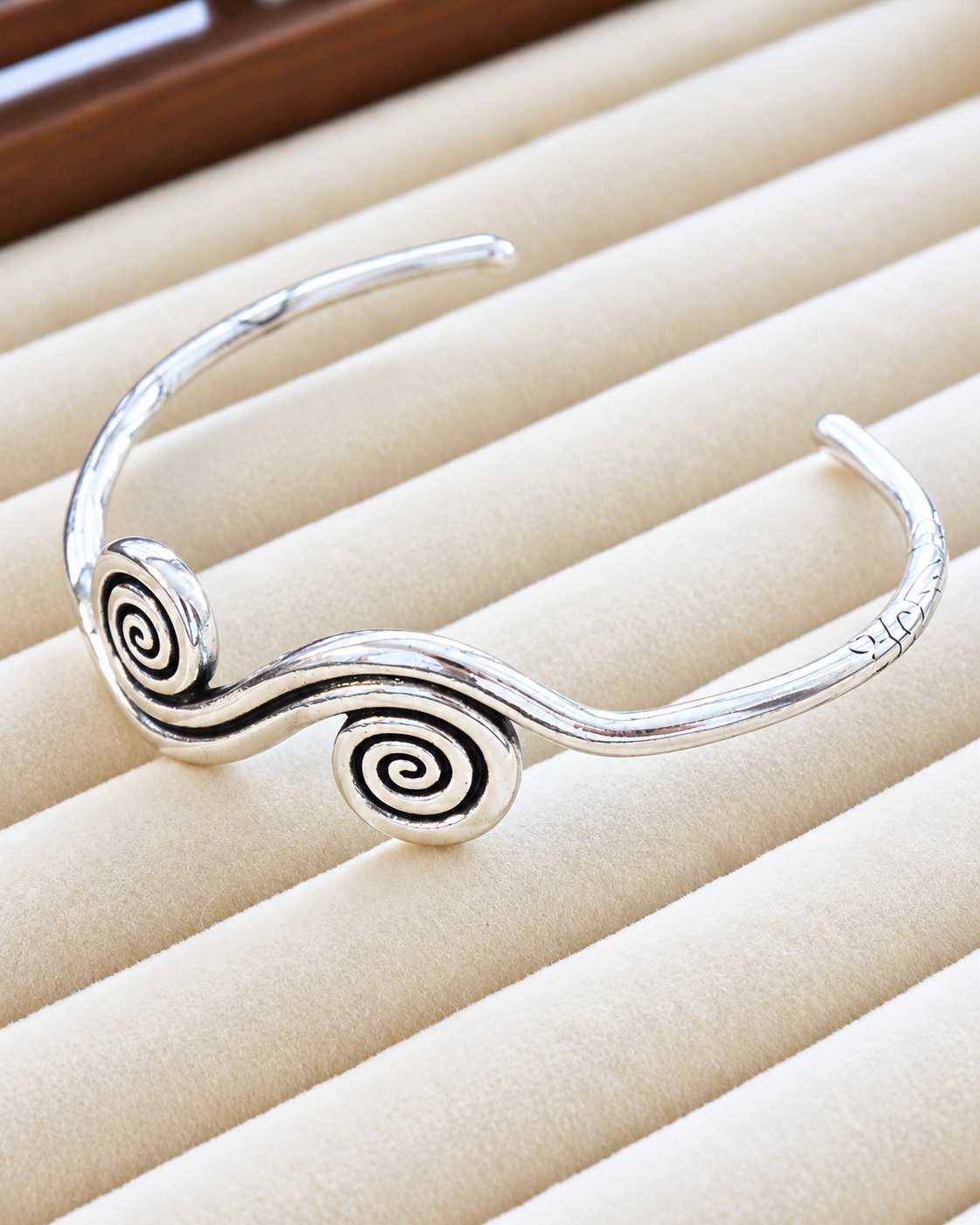 Whimsy spirálový cuff náramek stříbrný