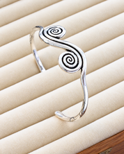 Whimsy spirálový cuff náramek stříbrný