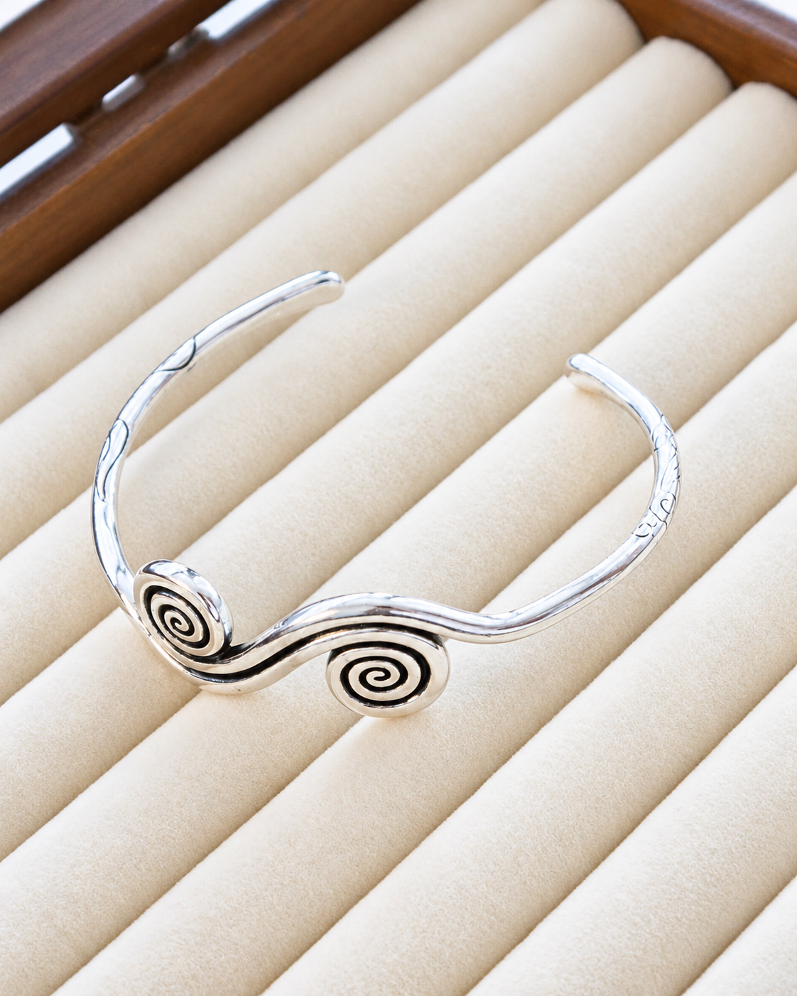 Whimsy spirálový cuff náramek stříbrný