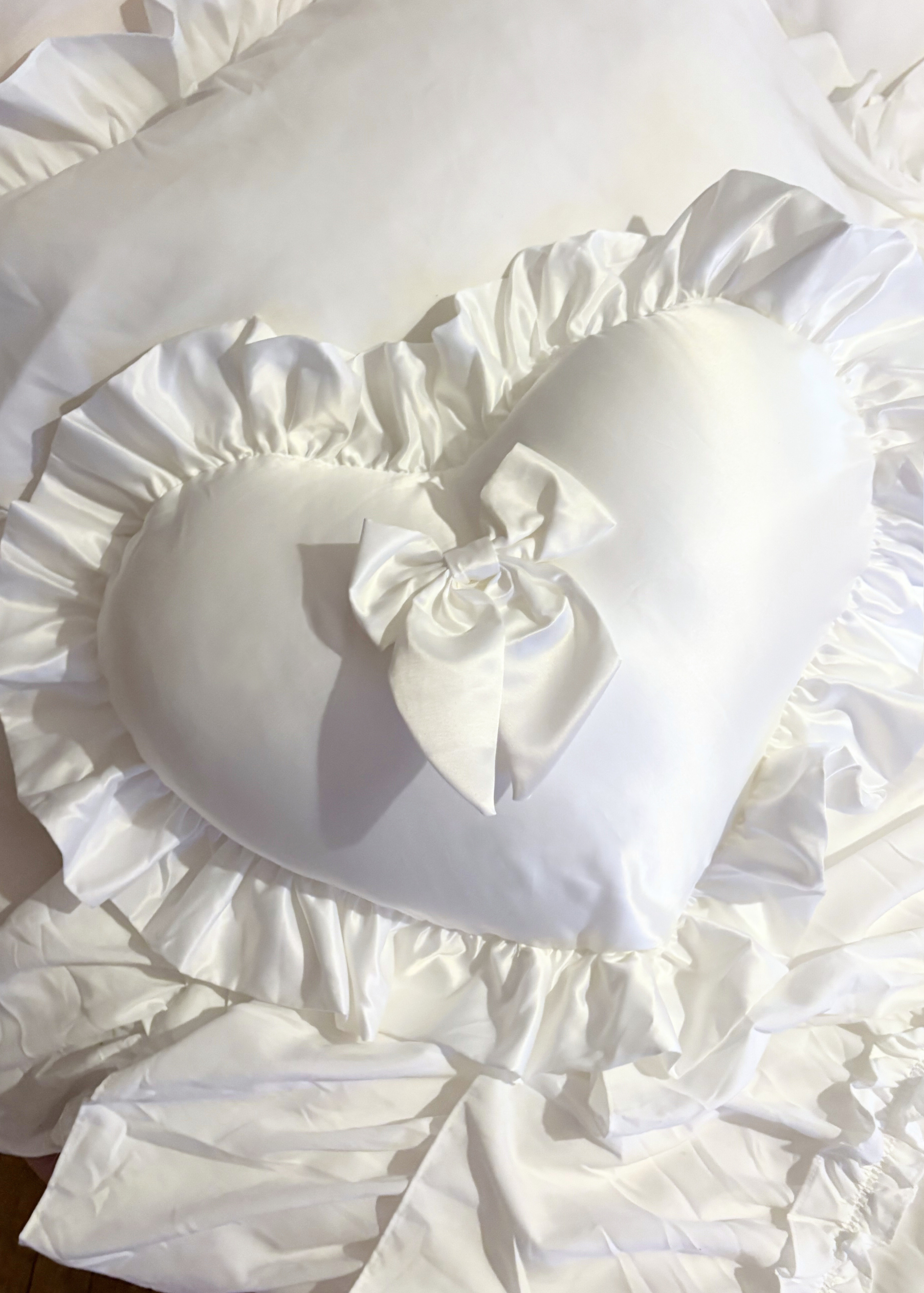 WHITE HEART PILLOW WITH A BOW